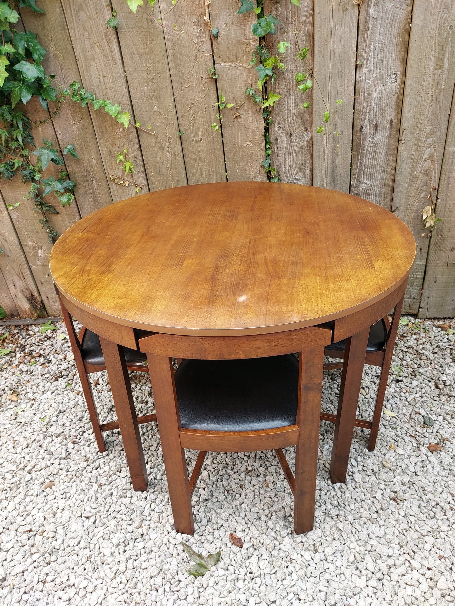 Modern 'Roundette' table with 4 tuck under chairs
