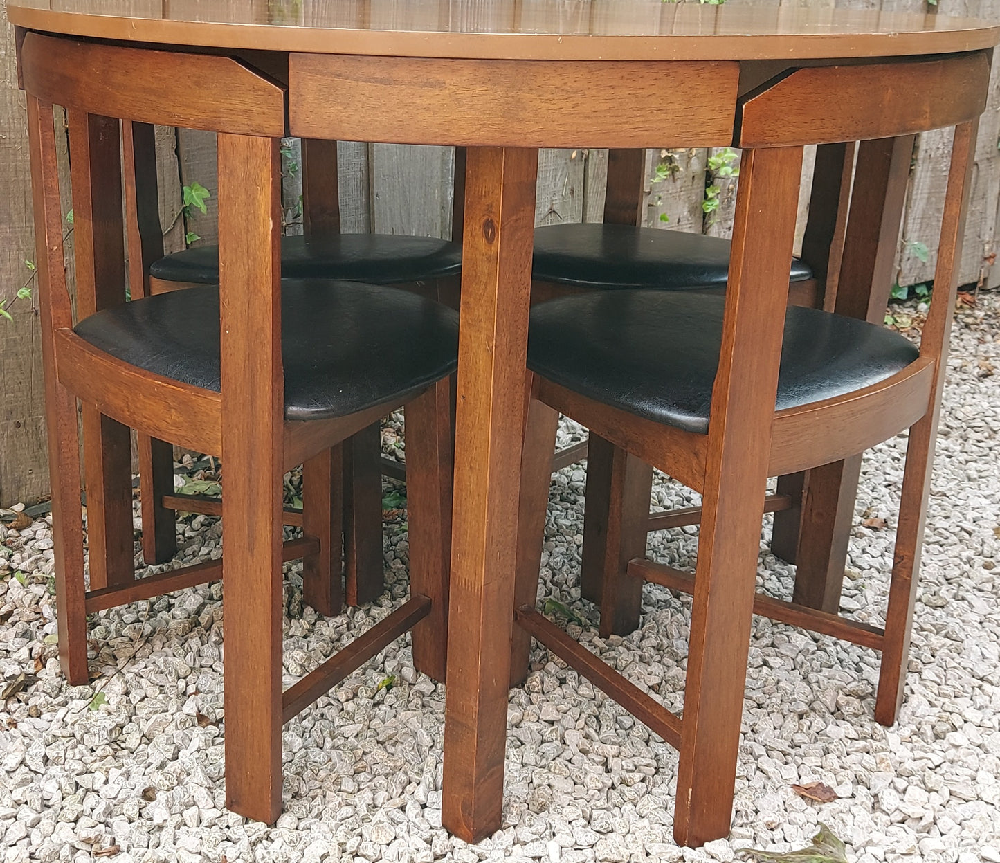 Modern 'Roundette' table with 4 tuck under chairs