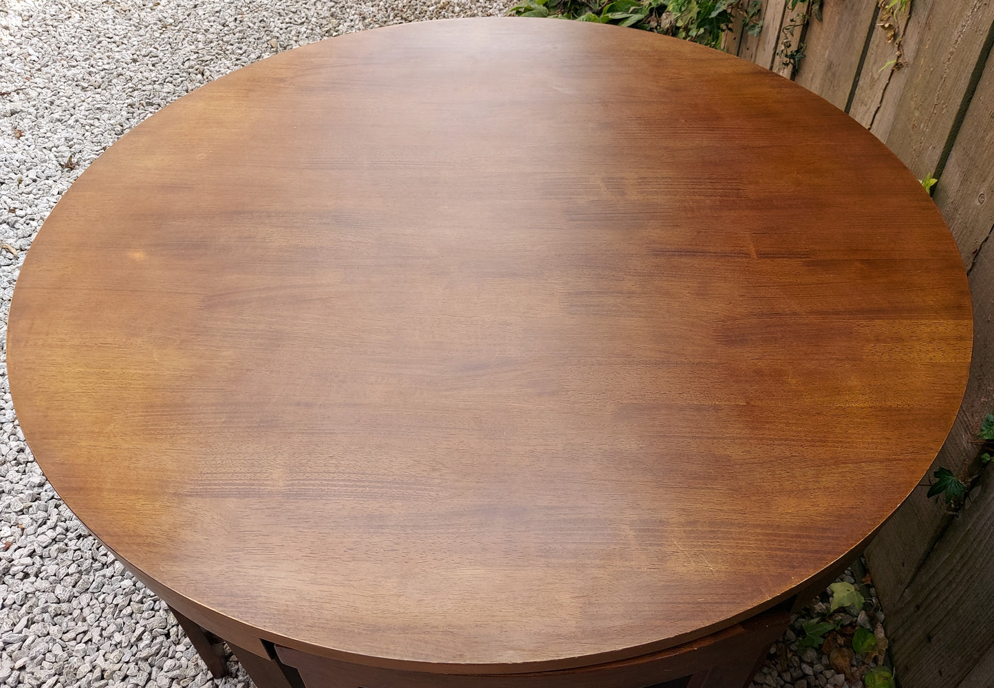 Modern 'Roundette' table with 4 tuck under chairs