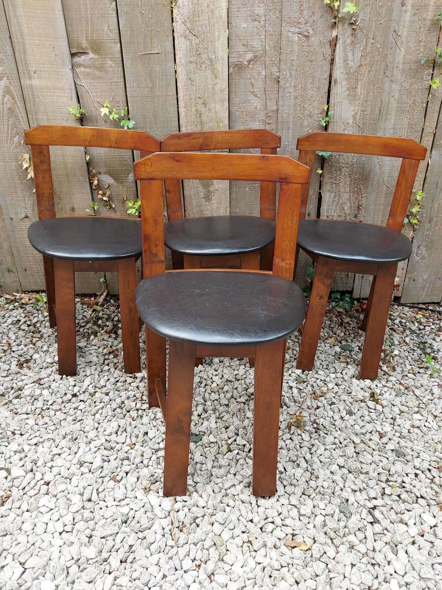 Modern 'Roundette' table with 4 tuck under chairs