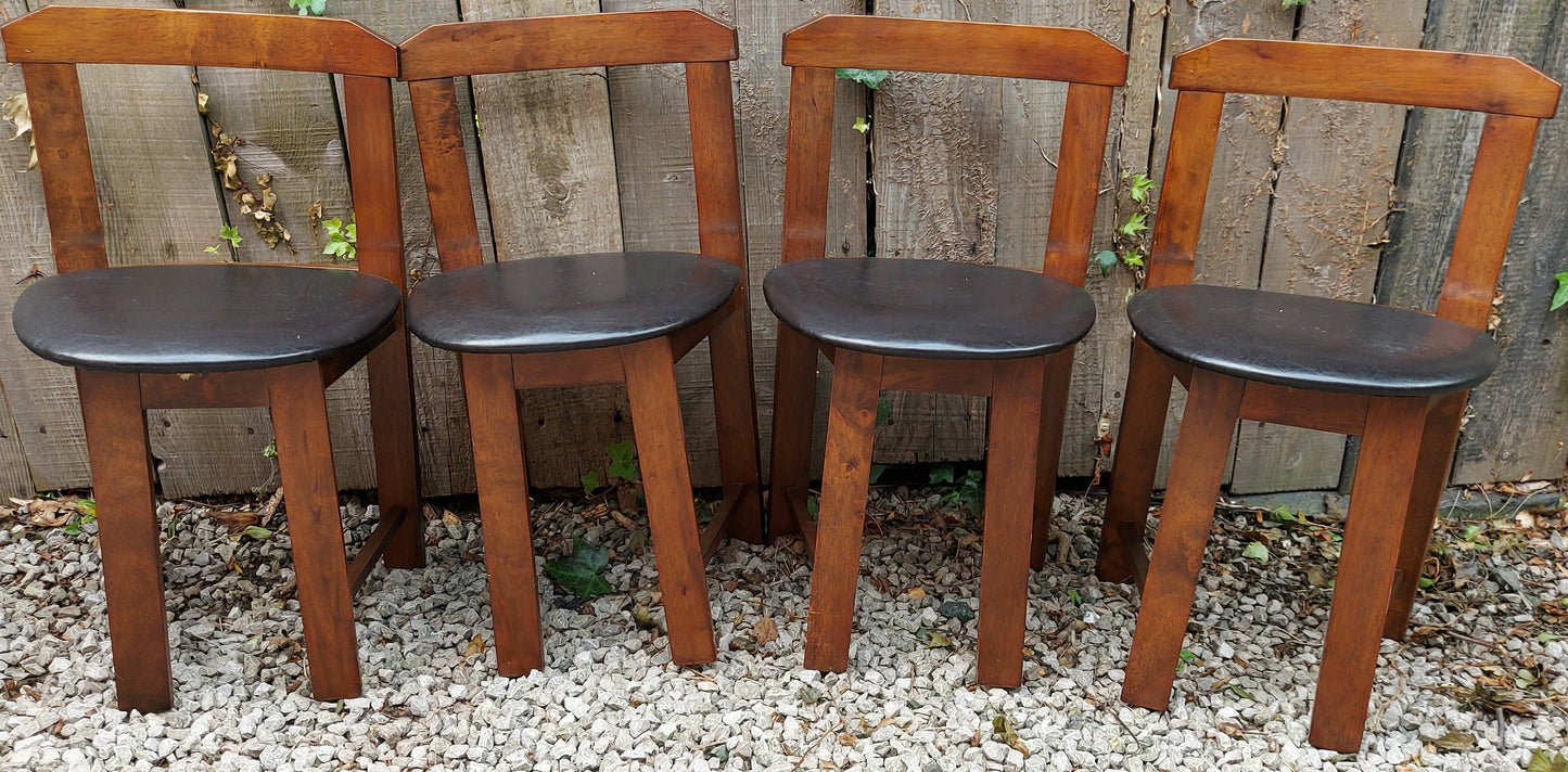 Modern 'Roundette' table with 4 tuck under chairs