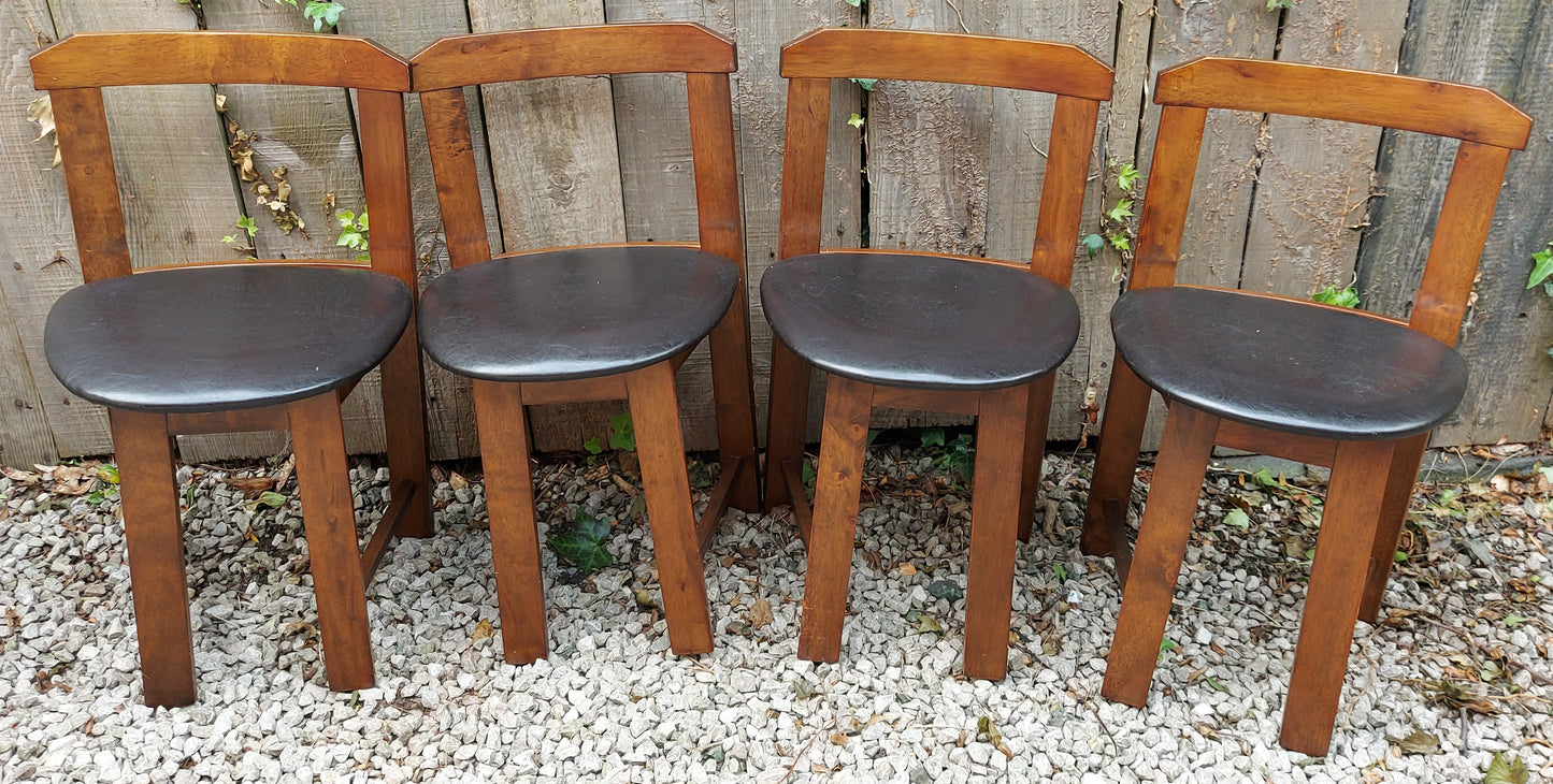 Modern 'Roundette' table with 4 tuck under chairs