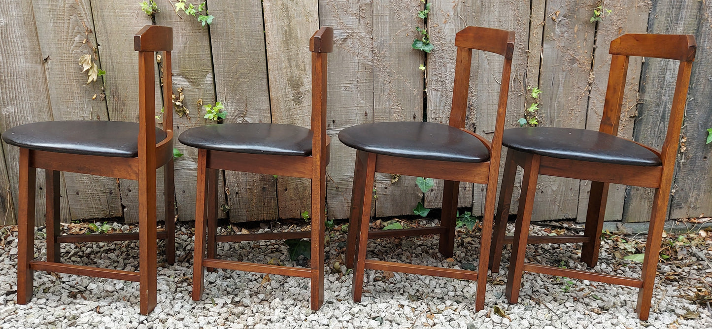 Modern 'Roundette' table with 4 tuck under chairs