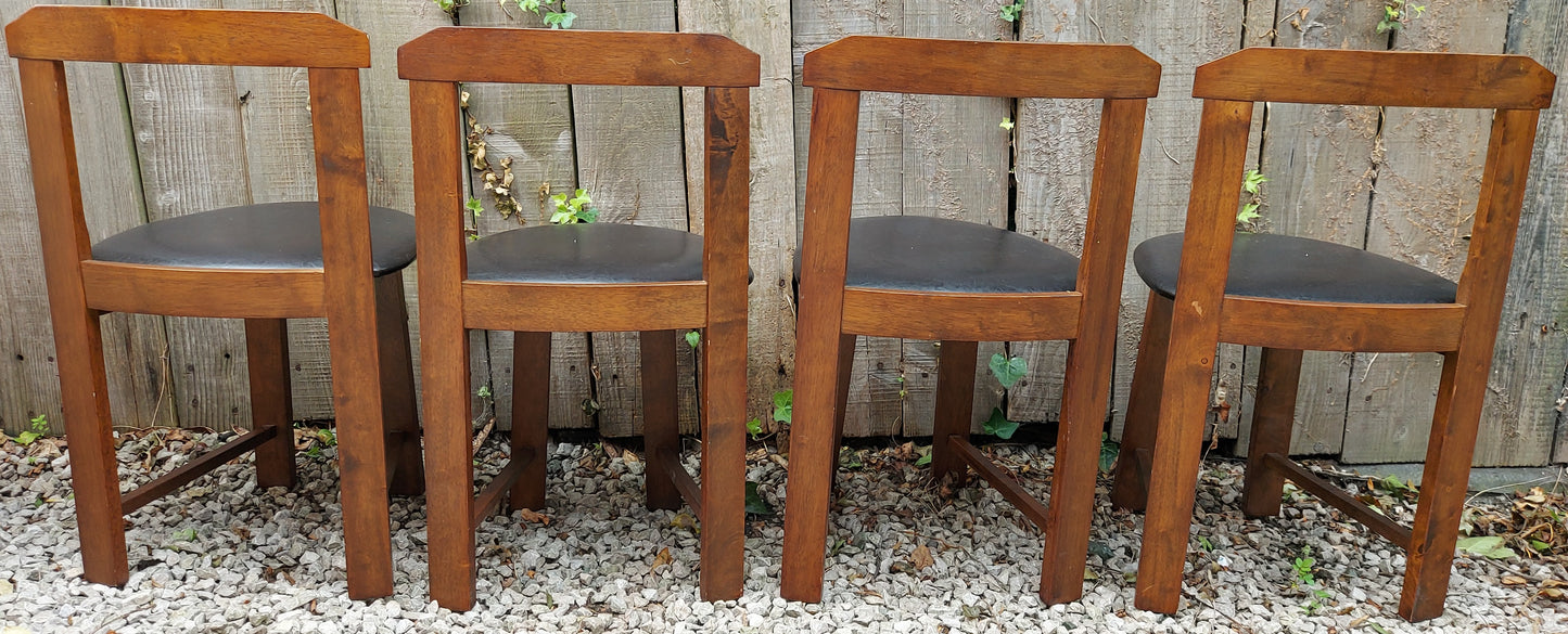 Modern 'Roundette' table with 4 tuck under chairs