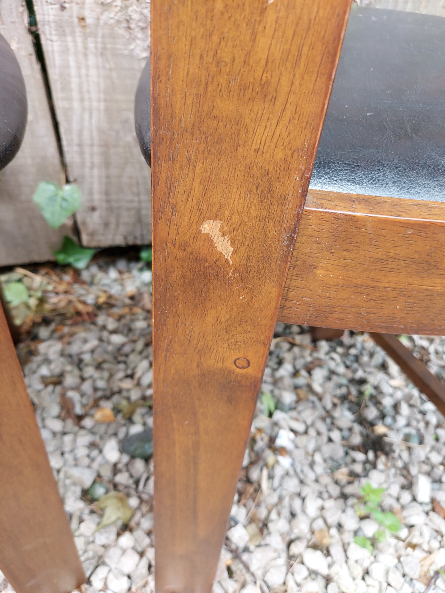 Modern 'Roundette' table with 4 tuck under chairs