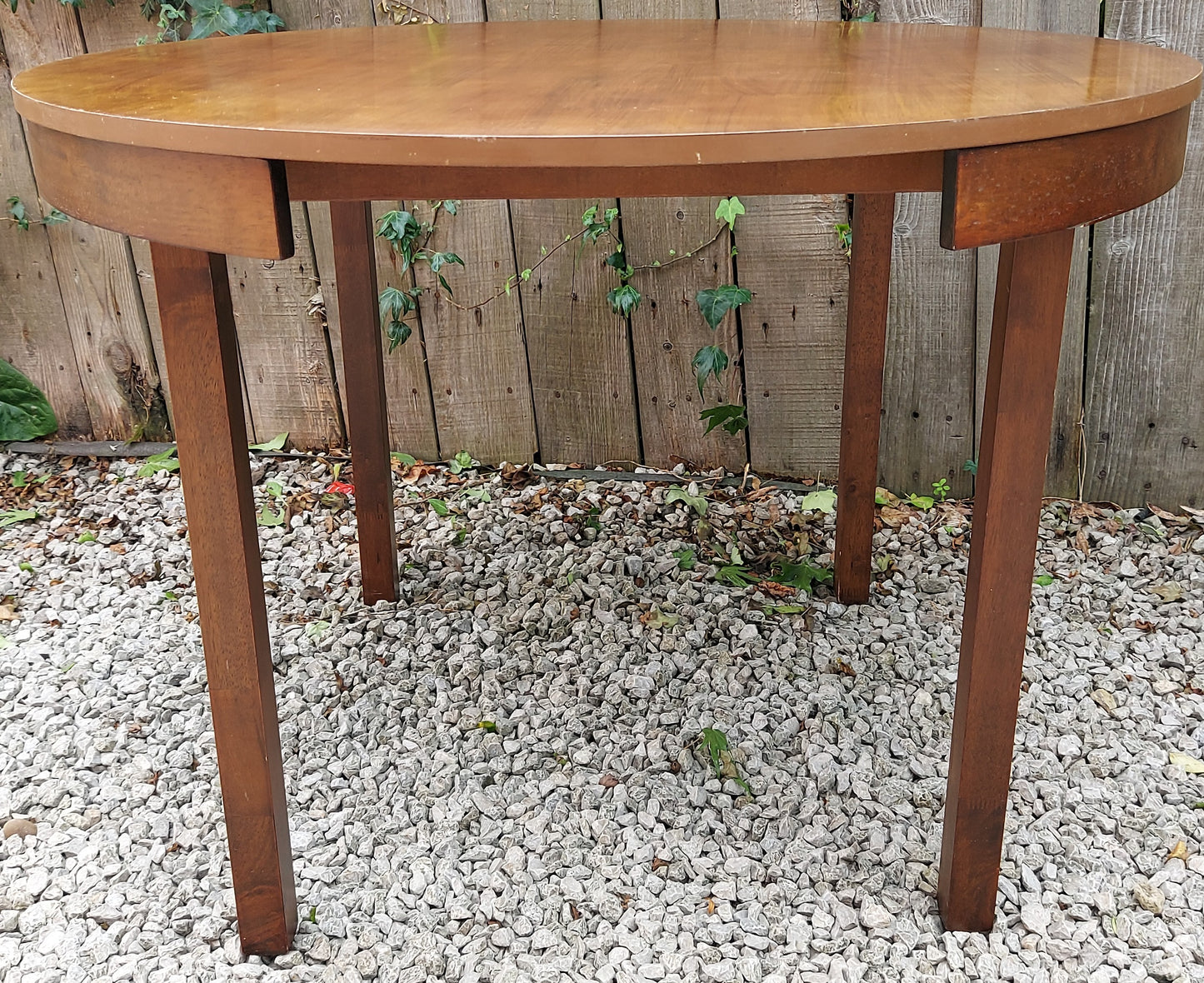 Modern 'Roundette' table with 4 tuck under chairs