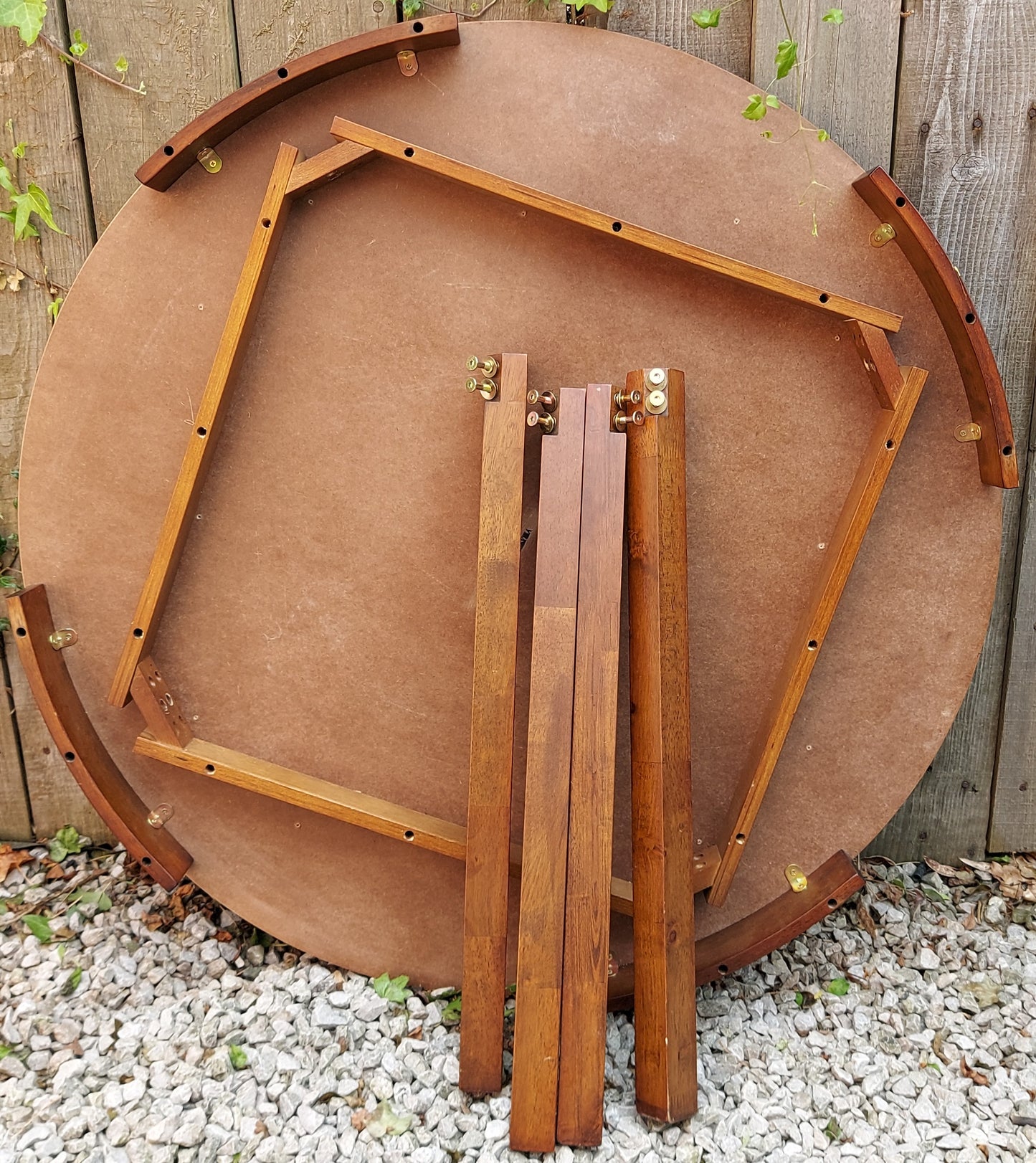 Modern 'Roundette' table with 4 tuck under chairs