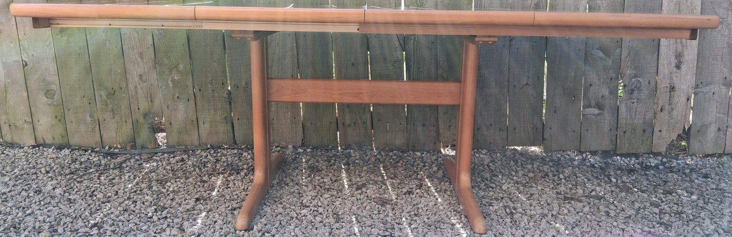 MCM Skovby Extending dining Table oval 2 leaves teak