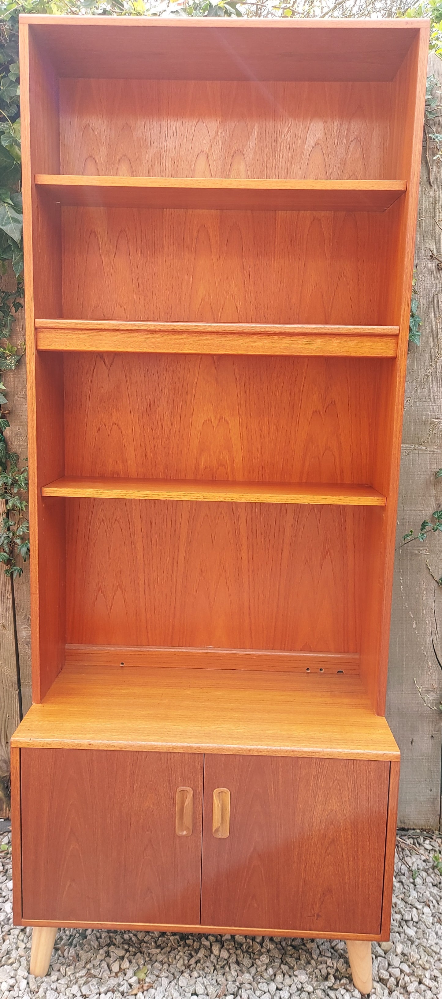 MCM GPlan adjustable Shelfs Cupboard Fresco